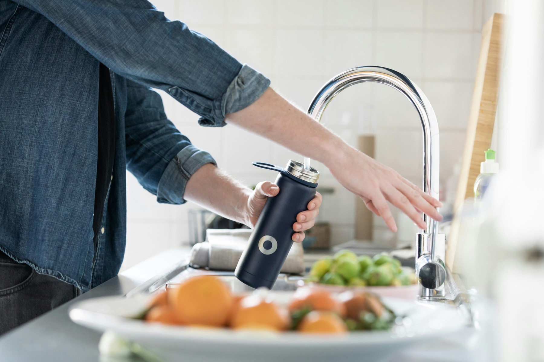 Trinkflasche wird innen gereinigt