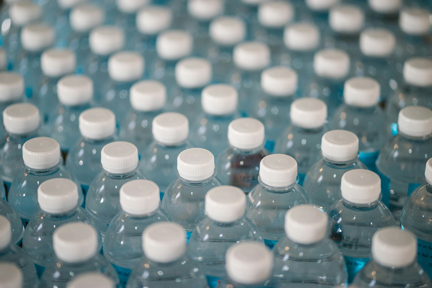 Kunststoffflasche auf der Küchenablage