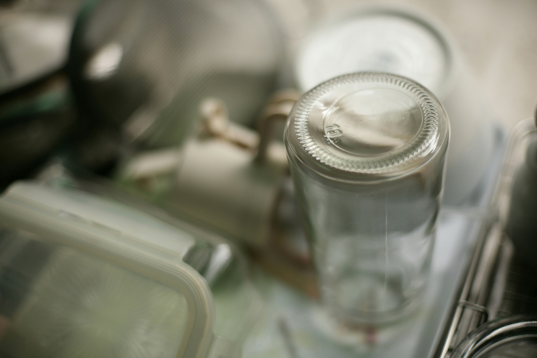 Flasche kopfüber zum Trocknen aufgestellt