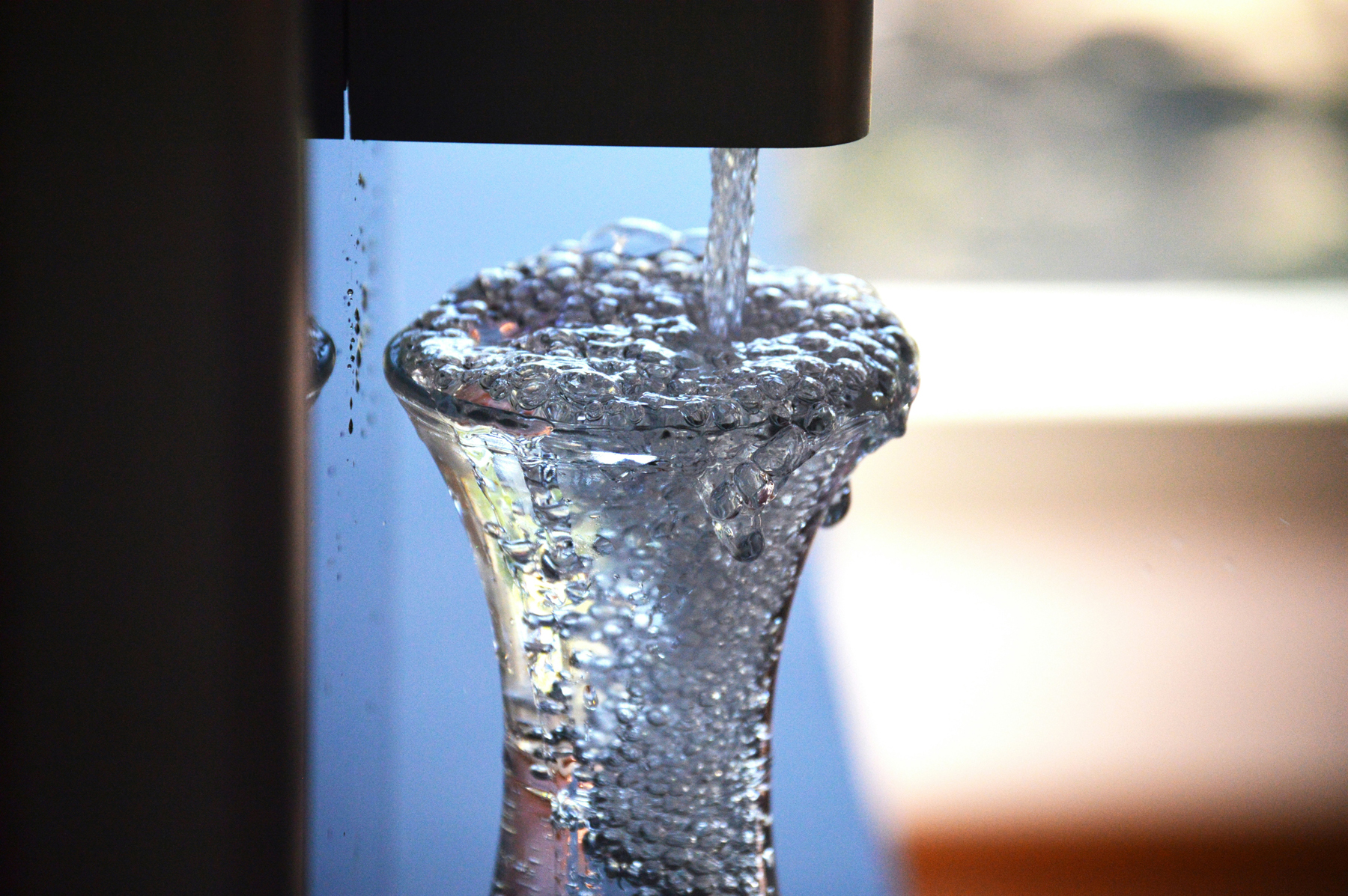 Wassersprudler auf der Küchenablage