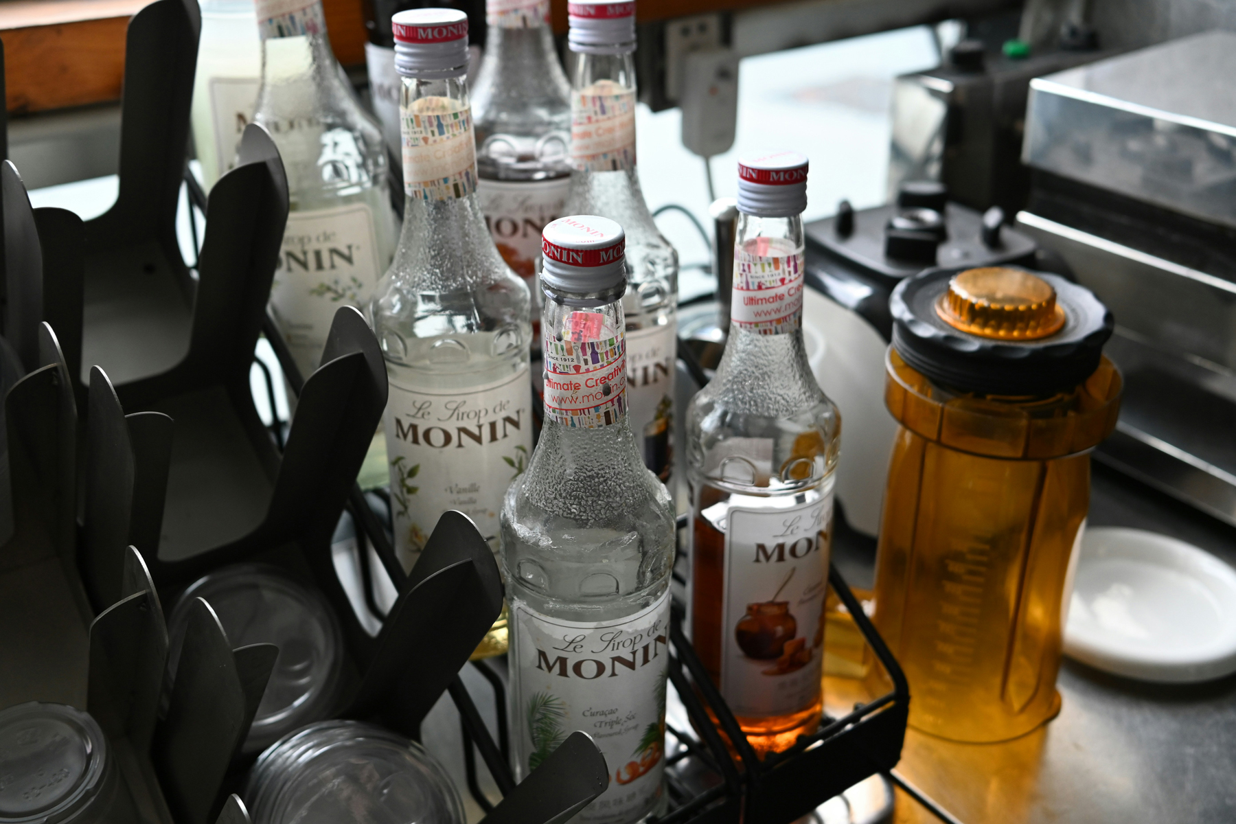 Sirupflasche auf der Küchenablage