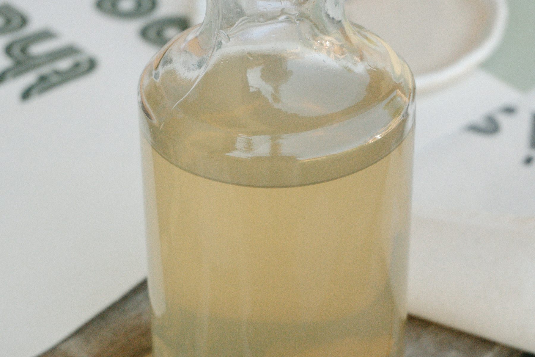 Essigflasche auf der Küchenablage