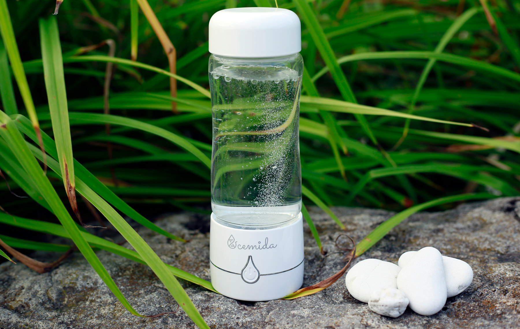 Sprudelwasser mit Kohlensäureblasen im Glas