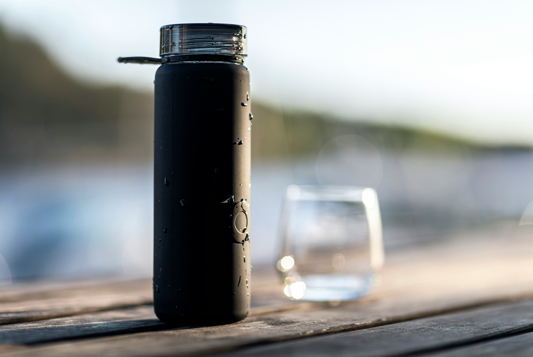 Glas Sprudelwasser auf dem Tisch